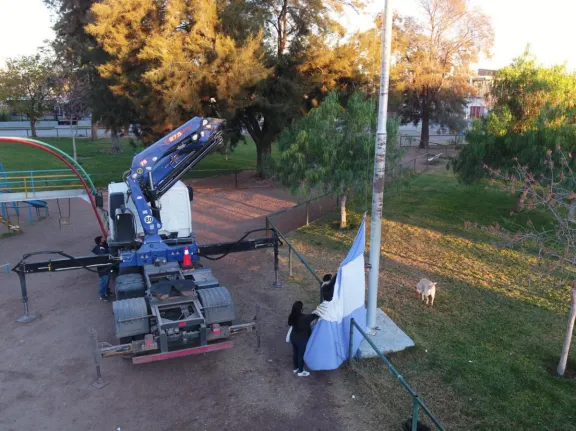 La bandera argentina vuelve a flamear en la plaza Don Bosco de ...